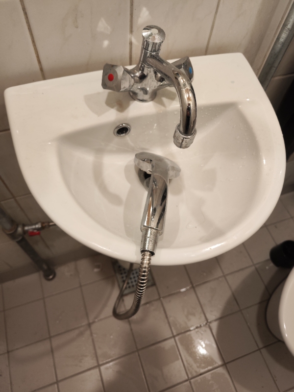 Fastgjort håndvask på badeværelse
