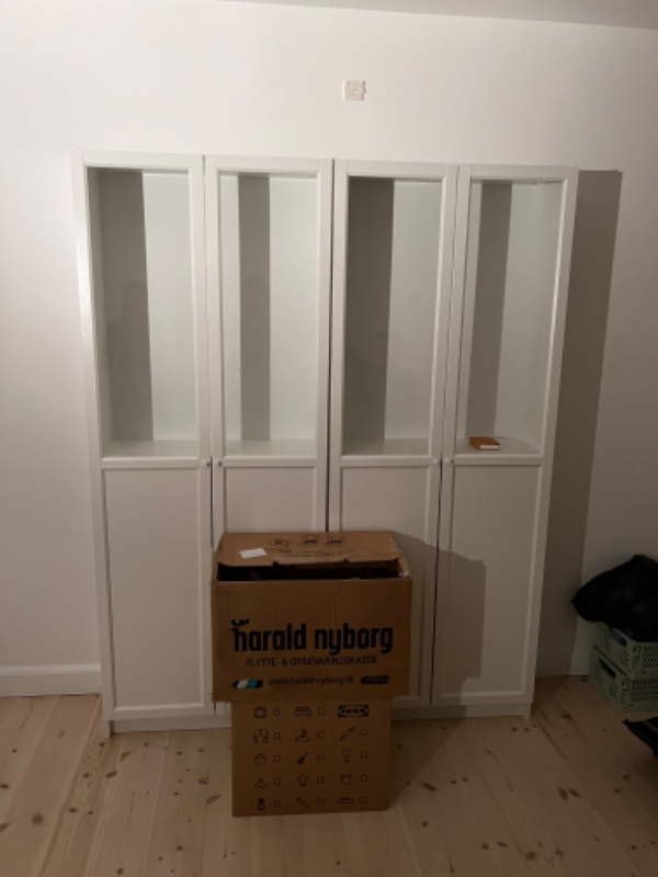 Billyskab fra Ikea skal sættes fast til væg. Der skal saves på bagsiden af skabskanten så det matche