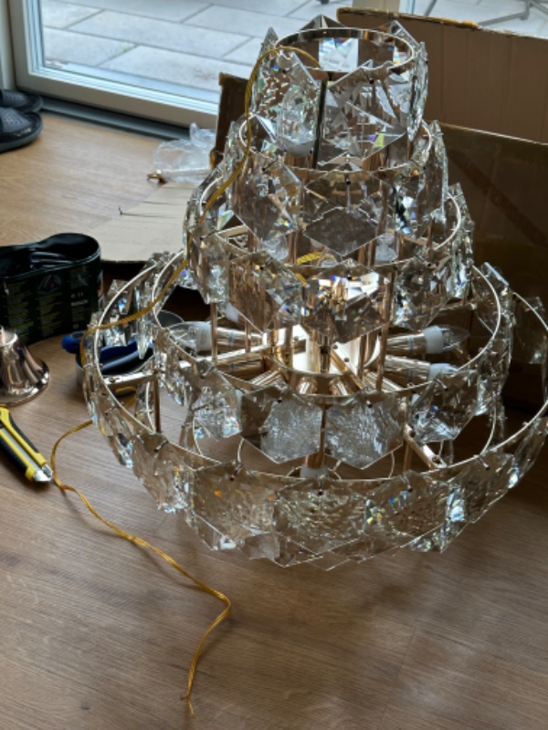 Installere lysekrone i loftet