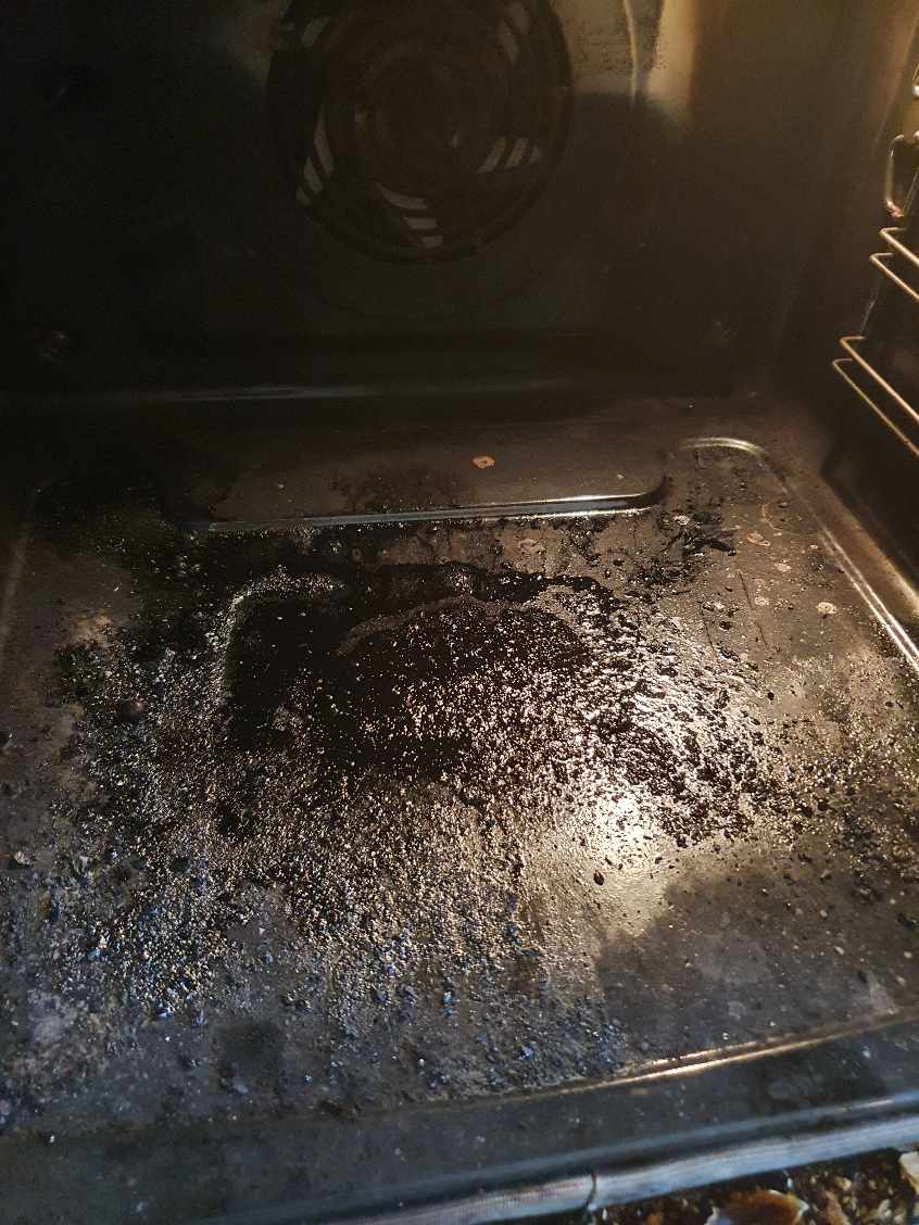 Grundig rengøring af temmeligt beskidt ovn inkl. rist og bageplader