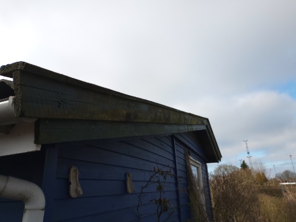 Vindskeder på kolonihavehus i Lyngby