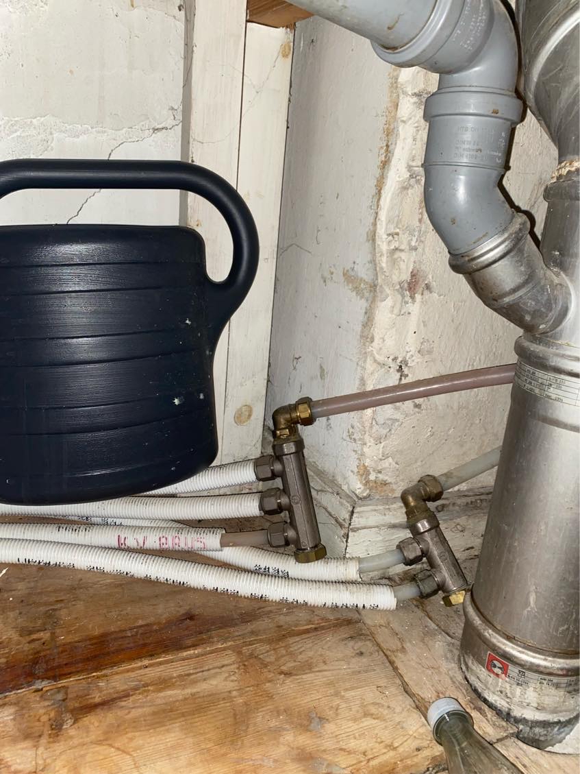 Installation af bordopvaskemaskine under vask 