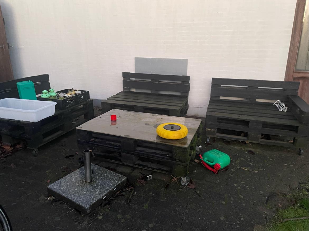 Hjælp til at flytte pallemøbler, 2 frysere, 1 lille shelter, nogle mindre og et stort kaninbur + diverse