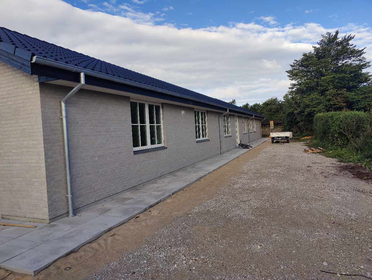 Gravearbejde af følgende. meter elkabel og udvidelse af indkørelse med stabilgrus.