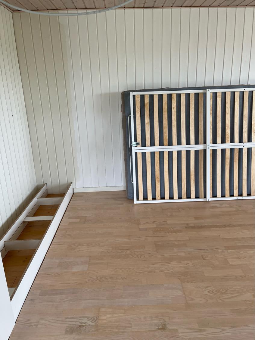 Opsætning af skillevæg til værelse