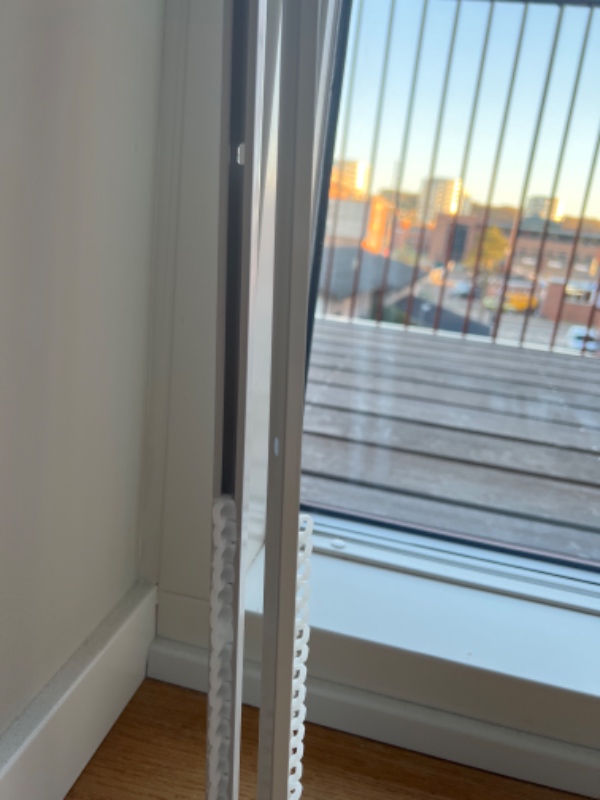 Gardinskinner, billedehylder og lampe skal sættes op.