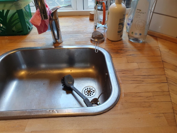 Slibning og lakering af køkkenbord