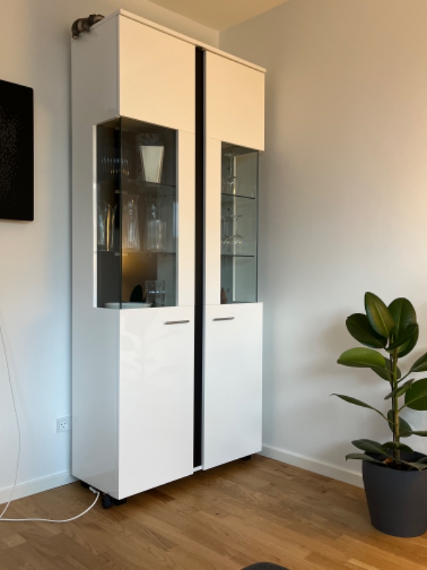 Vitrineskab (117 kg) skal rykkes fra den ene ende af stue til den anden (ca 6 m)