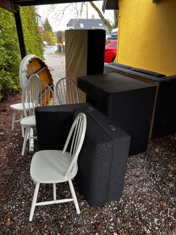 Møbler køres på genbrugsplads