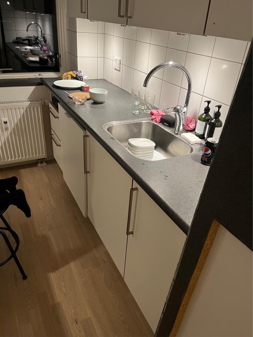 Skære bordplade til + sætte vandhande og afløb til