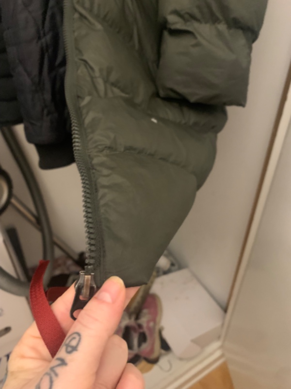 Lynlåsen til min jakke er gået i stykker, den er røget af og kan ikke sættes ordentlig på,