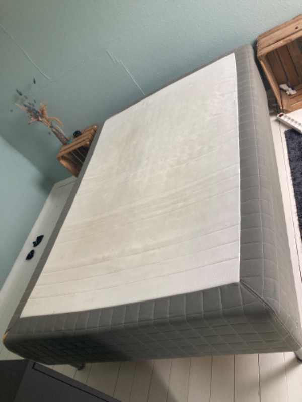 Hjælp til at flytte møbler på Genbrugsplads