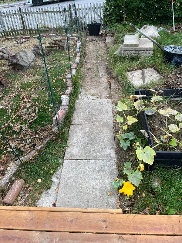 havegang skal lægges færdig med eksisterende fliser