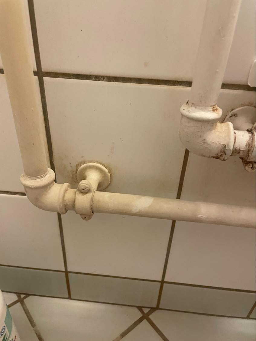 Rengøring af badeværelsefliser og gulv