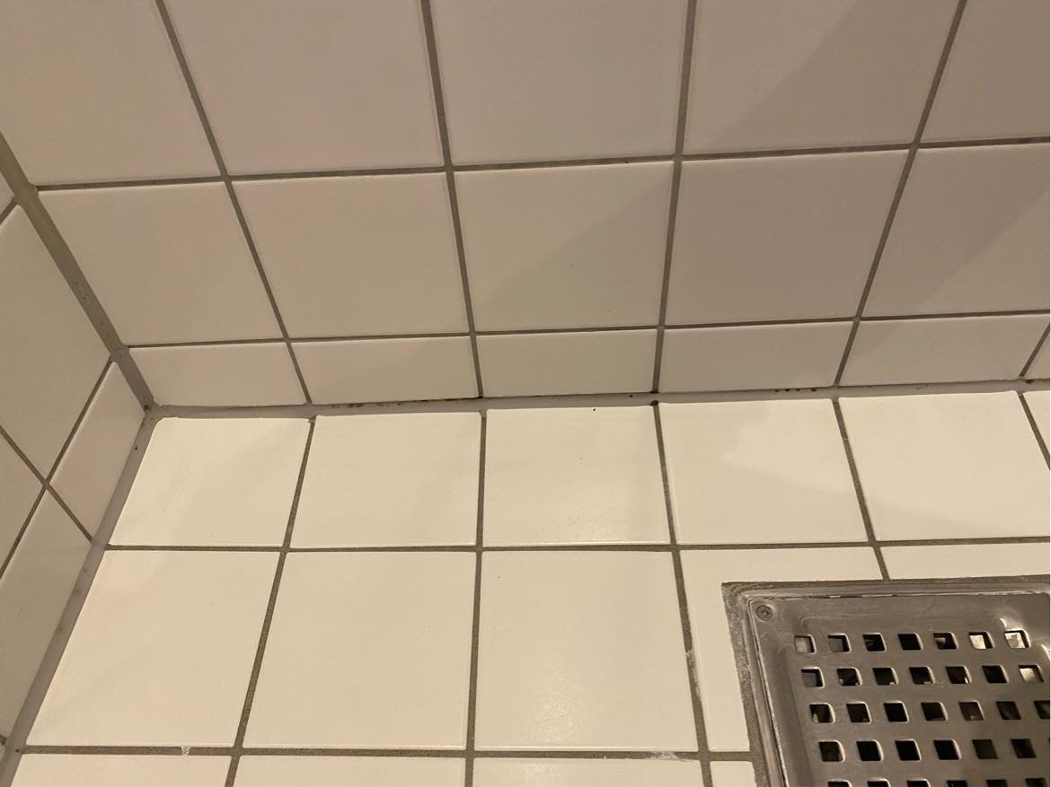 Skift af fuger i badeværelse