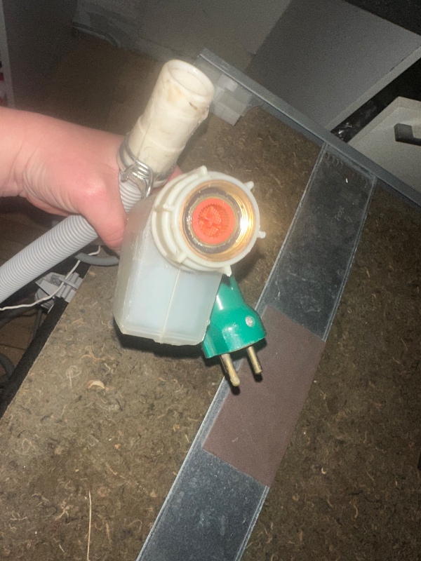 installation af opvaskemaskine og tilslutning til vandforstyning.