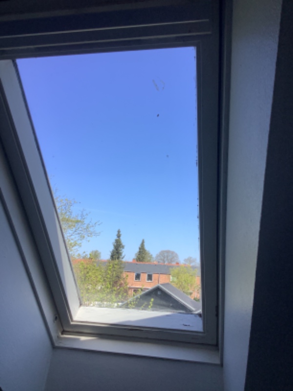 Malet inddækning over 3 kviste og istandsat og malet ældre veluxvindue