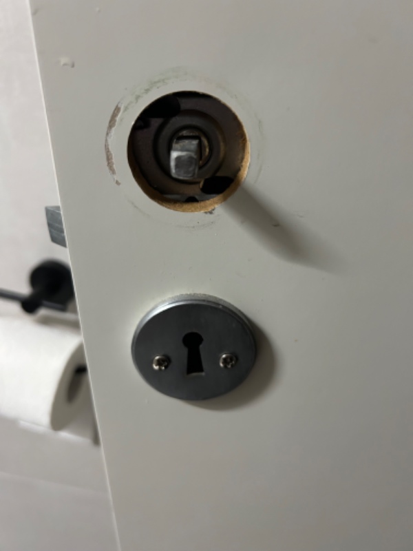 Montering af dørhåndtag til badeværelse