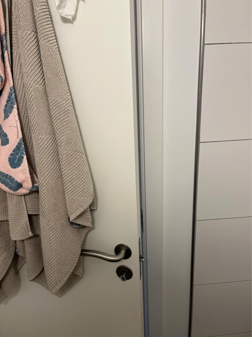 Vende en dør indtil badeværelse