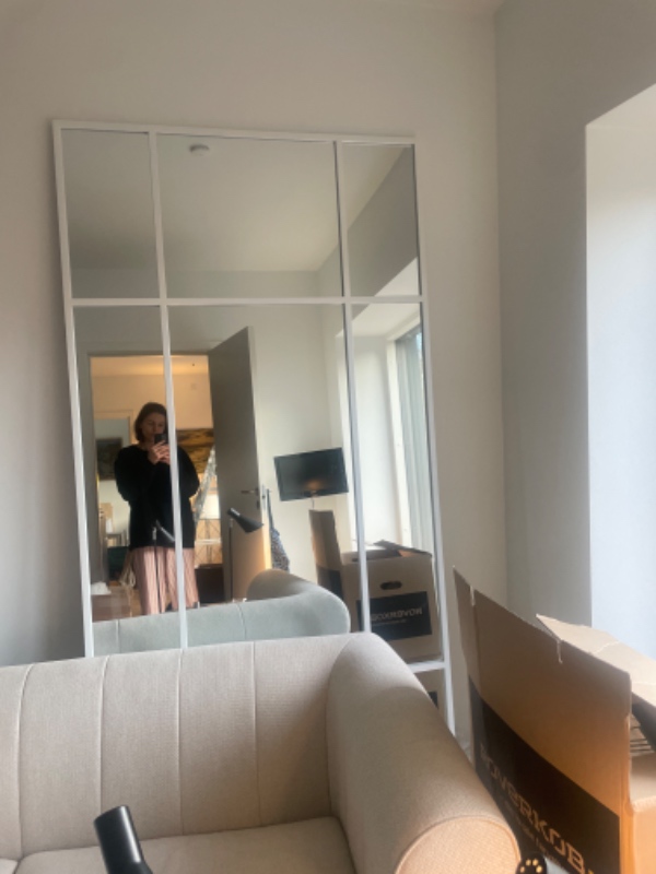 To loftslamper op og et stort spejl på væggen.