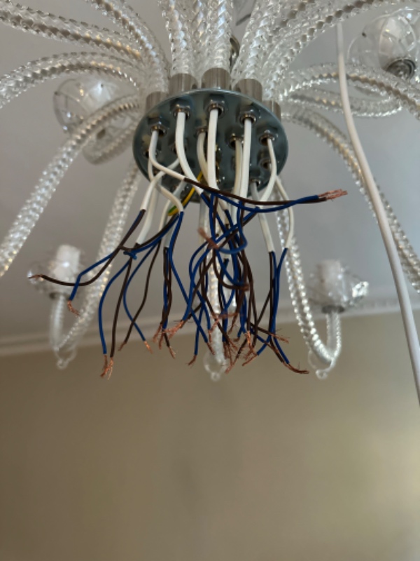 Søger elektriker med erfaring i at koble strøm til en lysekrone