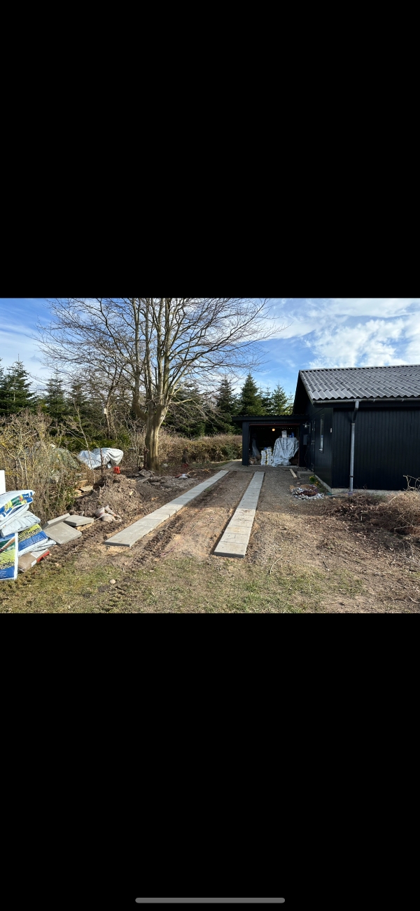 Ligge nye sten til kørespor indkørsel