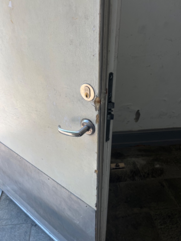Stålskinne til gadedør samt male døren