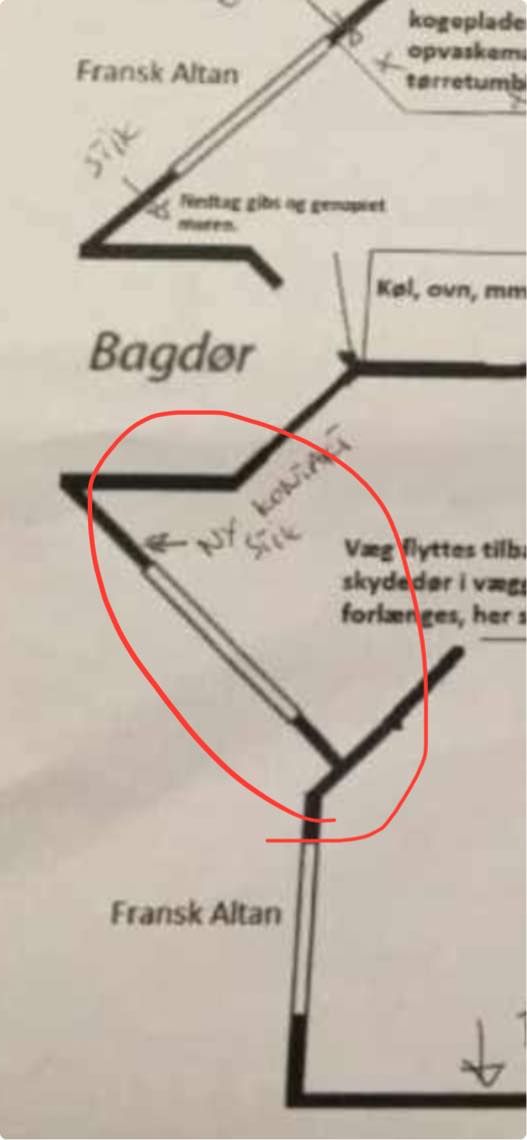 Indbygget lav seng/daybed på værelse med ante skæve vinkler