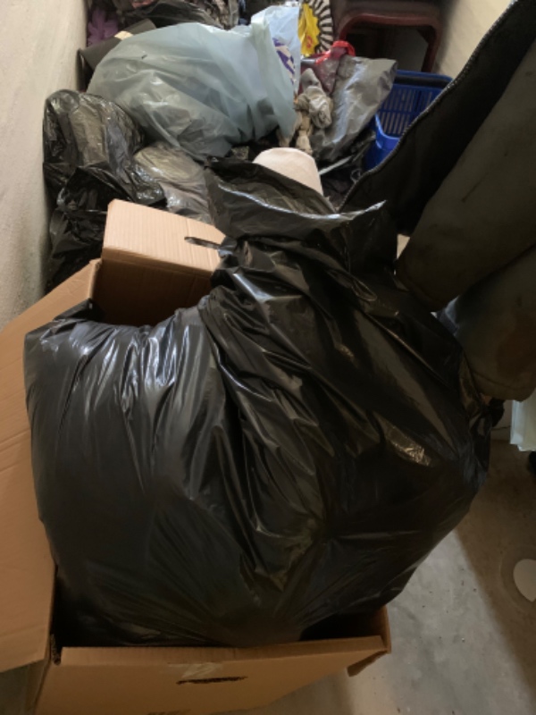 Fjernelse og bortskafning af sække med tøj fra kælderrum