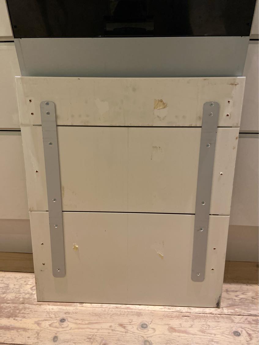 Påsætning af Invita køkkenlåge på integrebar opvaskemaskine.