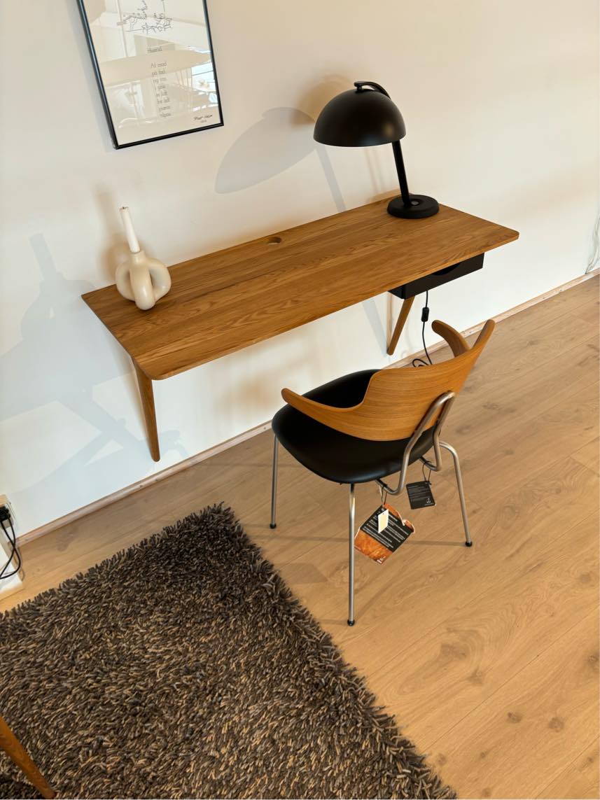 Opsætning af reoler, billeder, lamper