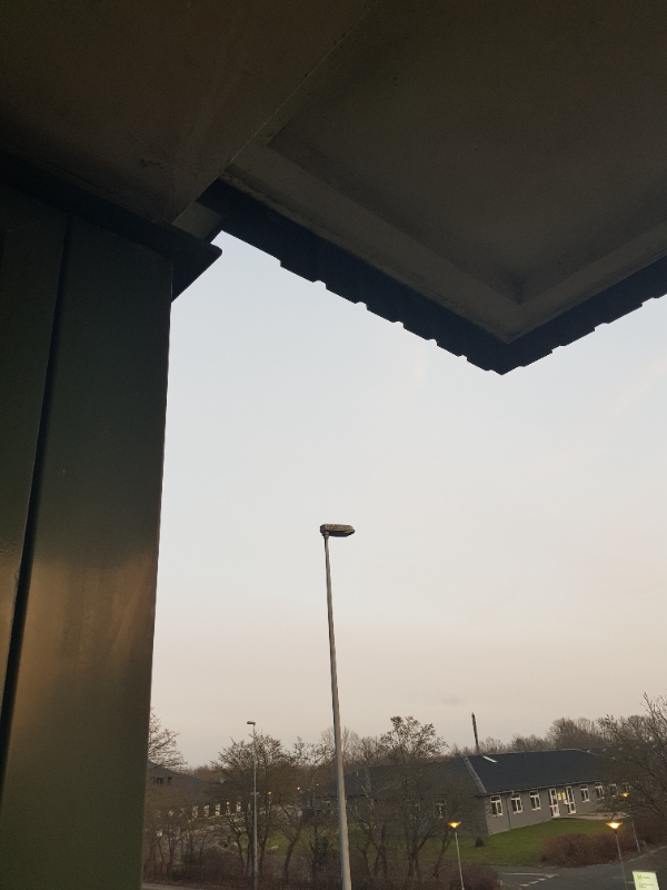 Sat kattenet op på altan . Beton og mursten.  Jeg bor kornvænget. I Ballerup, mod boulevarden