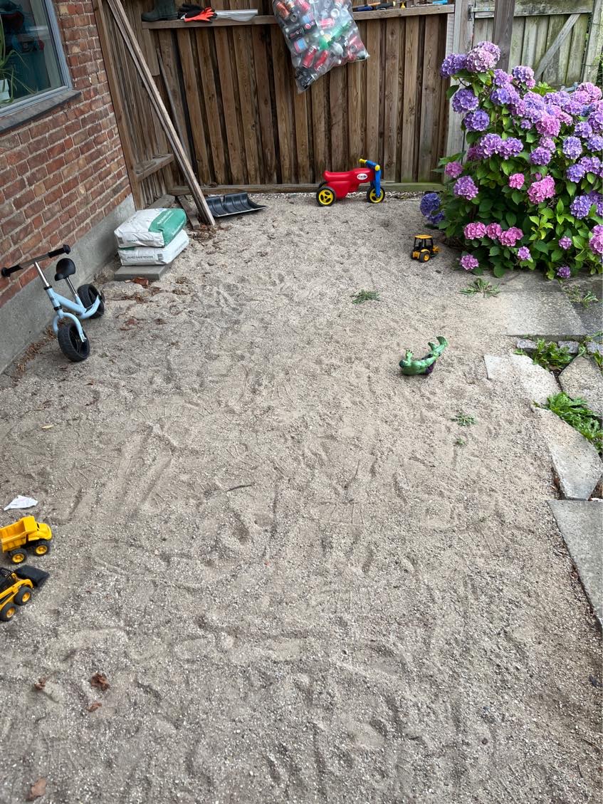 Hjælp til at sætte flisser i haven.