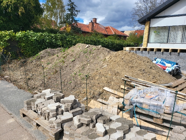 Fjerne 10-12 kbm jord som ligger i en bunke ud til vejen