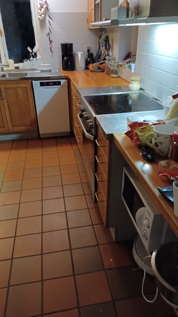 Taget 30 kvm2 klinker op og 30 nye lagt i køkken og bryggers