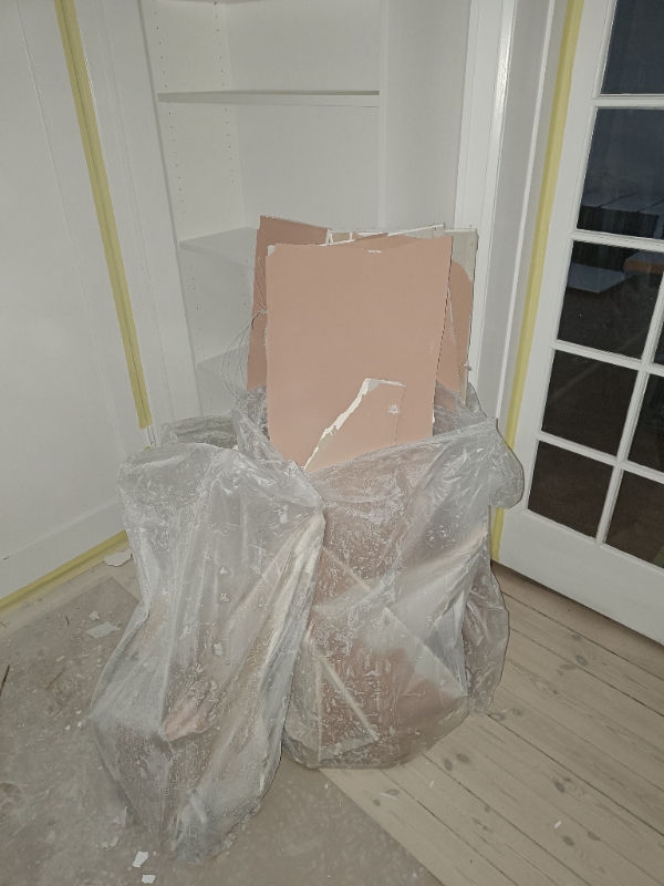 Afhentning af byggeaffald. Gips og pudsvæg.