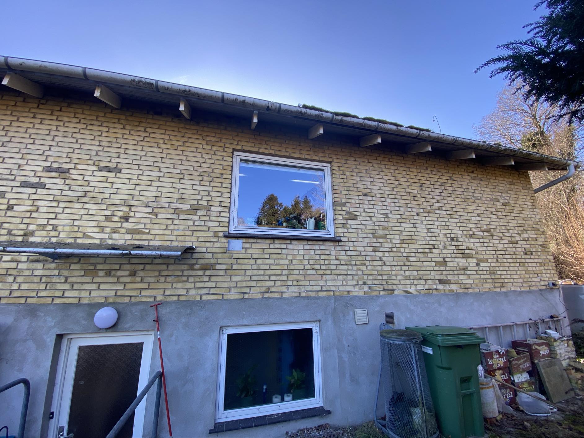 Opsætning af net langs tagskæg der skal forhindre fuglereder