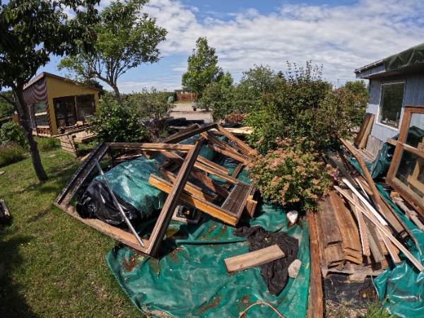 Kørt en masse materialer væk fra grund, stor del til genbrug/losseplads og resten til opmagasinering