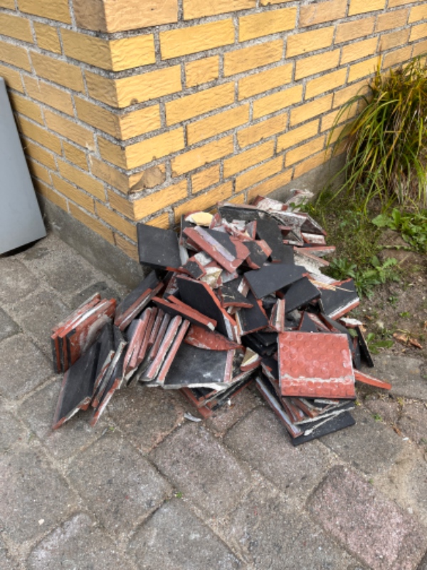 Bortkørsel af affald fra gamle døre og vinduer