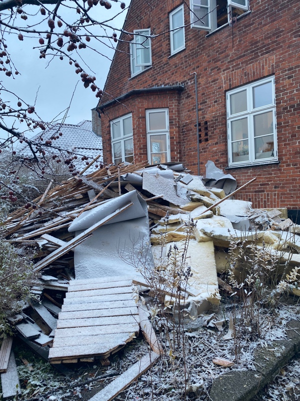 Fjerne en bunke med byggeaffald