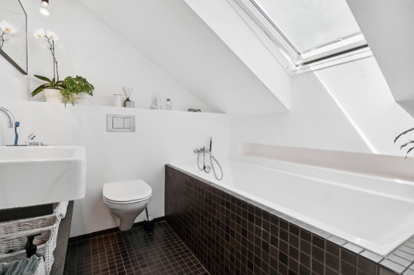 Indvendig maling af komplet ejendom. Byhus i Aarhus C, 3 etager. Boligarealet er 136 kvadratmeter stort, som er fordelt på 5 værelser.