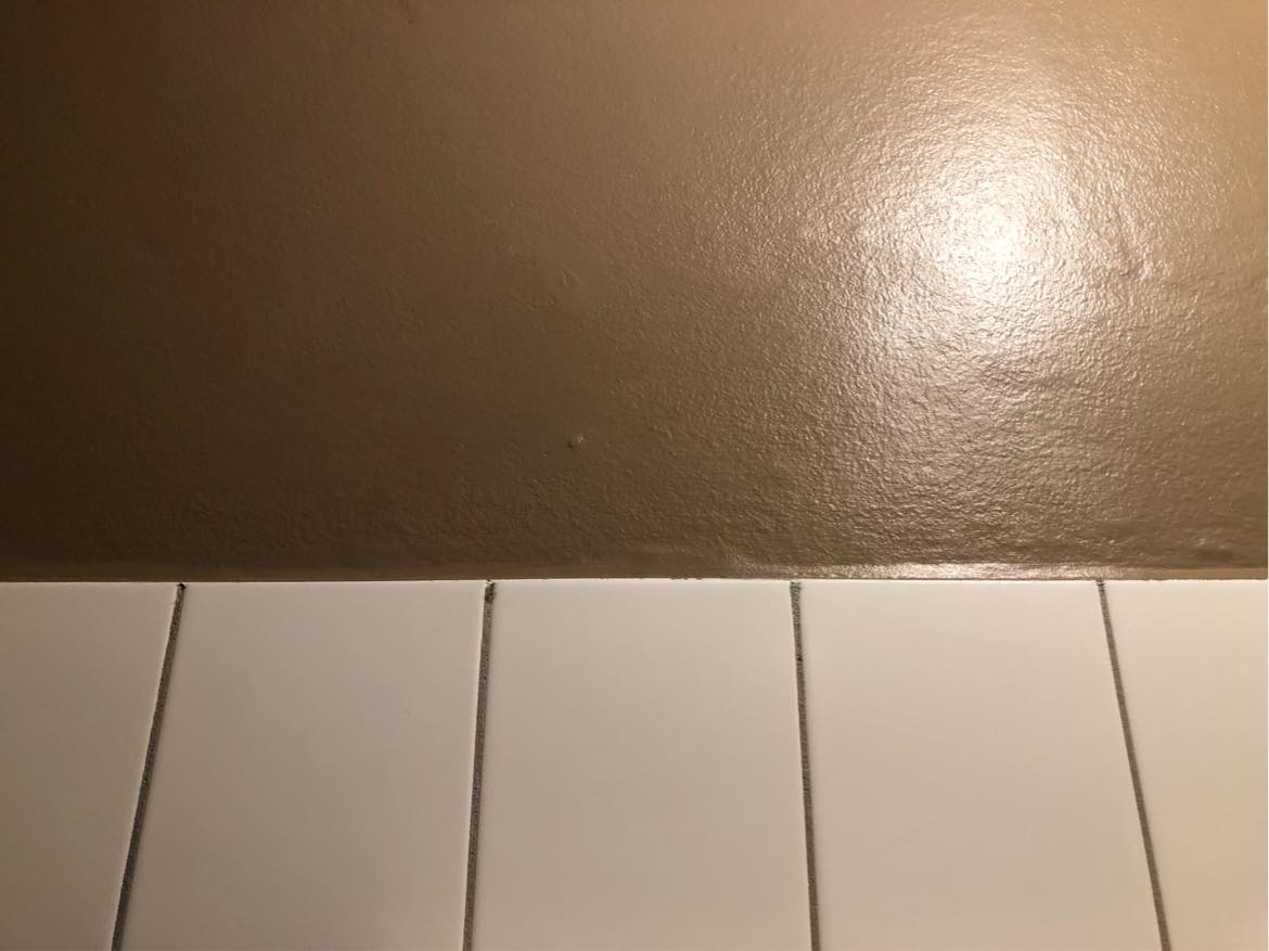 Boret en hylde op samt skruet en haspelås op i dørkarm