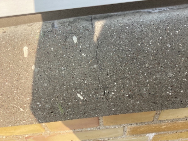 Ydervægge - der er nogle revner, som skal udkradses/efterfuges i mur/sokkel - ny fliser på trappe