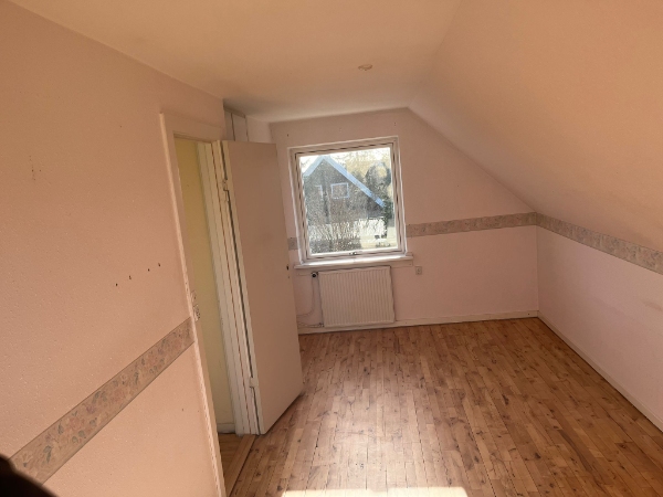 Vinklet skillevæg/gipsvæg formet som et Y med to separate skydedøre