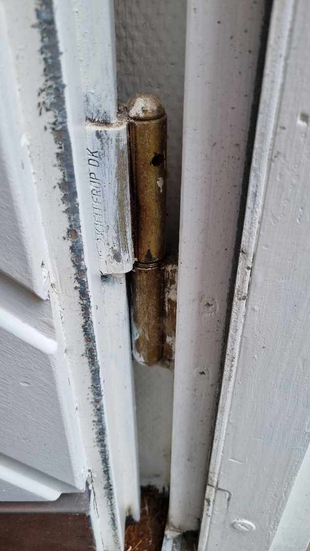 Hoveddør hænger skævt. Skal rettes op. Kan kun holde sig lukket hvis man låser døren