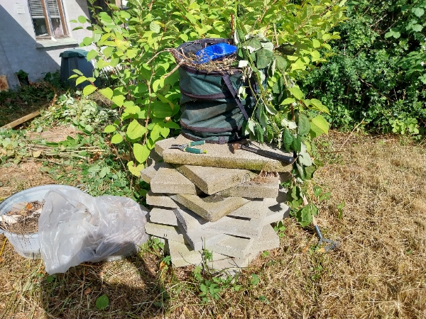 Opsætte billigt hegn mellem mig og nabo, Ca.4 m. og lægge eksisterende fliser igen Ca.9m2.