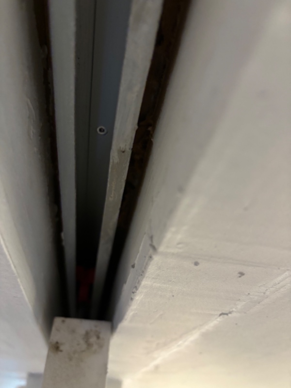 Opstramning af skydedør som hænger