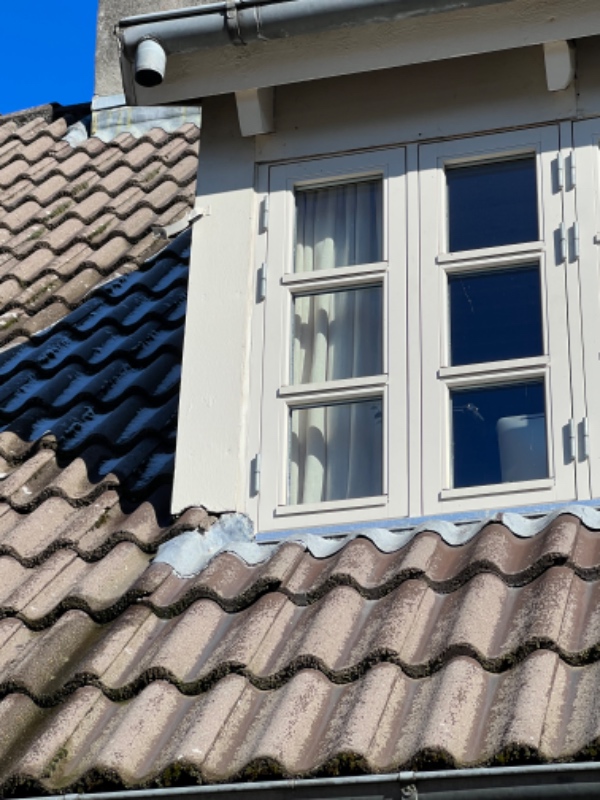 Udskiftning af et stykke vindskede, opsætning af låge, Vindue der ikke kan lukkes helt. Nedløbsrør f