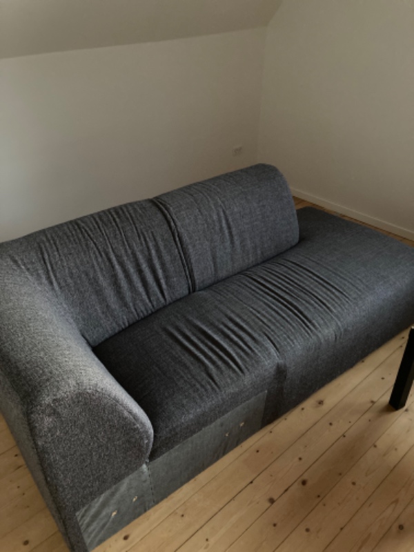 Sofa og skab skal på Genbrugspladsen. Har skilt skabet af i flere små dele og sofaen i 2
