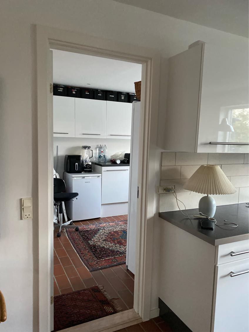 2 gange af 2 timer eller 1 gang a’ 4 timer pr md af køkken - lodrette og vandrette flader på elementer, paneler kontakter bordplader og støvsugning og vask sf gulve, samme i bryggers og gæstebadeværelse og havestue